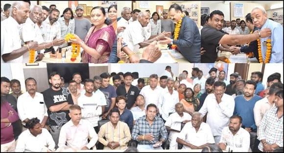 સફાઇ કર્મચારીઓને સ્‍વૈચ્‍છીક નિવૃત્તિના કિસ્‍સામાં રહેમરાહે વારસદાર તરીકે નિમણૂંક કરાશેઃ ભરતીના નિયમમાં સુધારો મંજૂરઃ પદાધિકારીઓનું વાલ્‍મિકી સમાજના આગેવાનો દ્વારા સન્‍માન